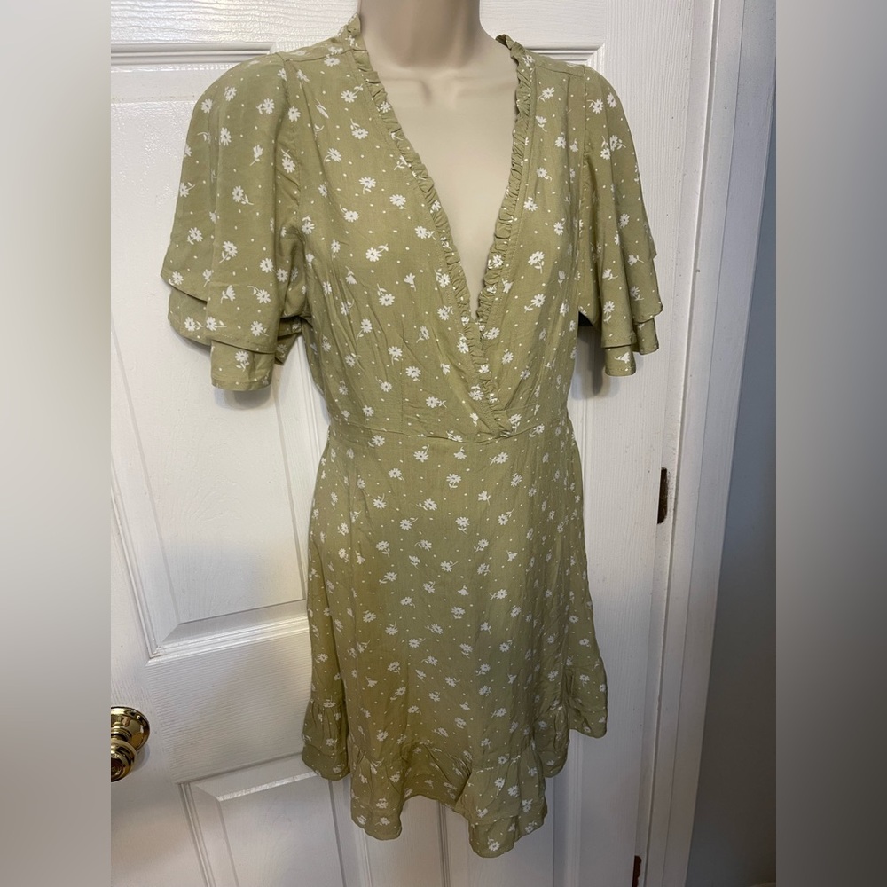 EUC billabong spring /summer dress Olive green/white flowers 🌸 size medium